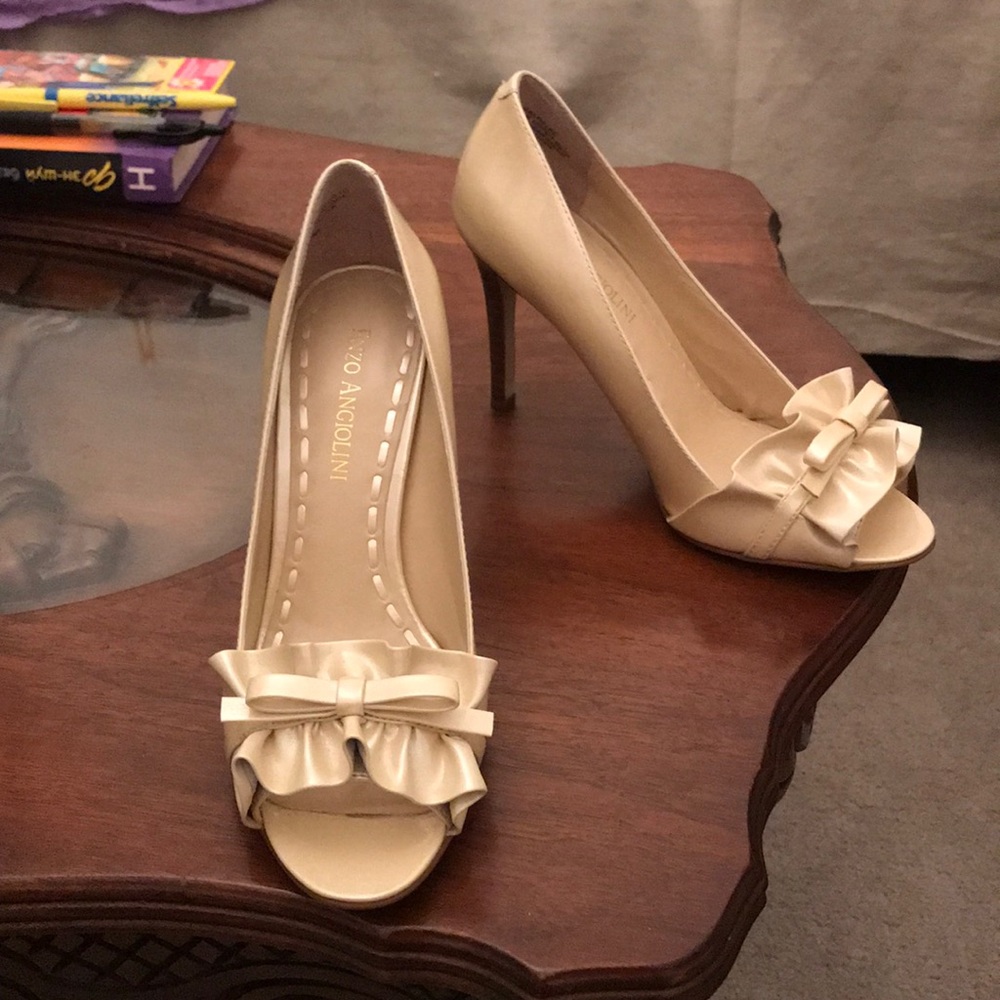 Enzo Angiolini patent leather cream heels. Sz 4.5